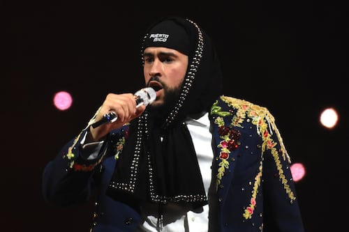 Bad Bunny deleita a sus fans con un recorrido nostálgico por sus mayores éxitos en el “Choli”