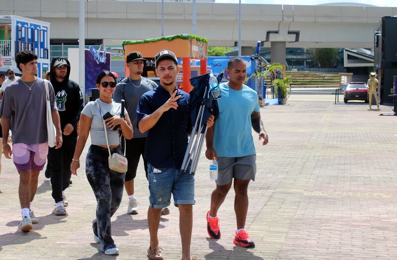San Juan, P.R.- Fanáticos felices haciendo su fila, en espera de conseguir sus boletos del concierto. (27-agosto-2025)