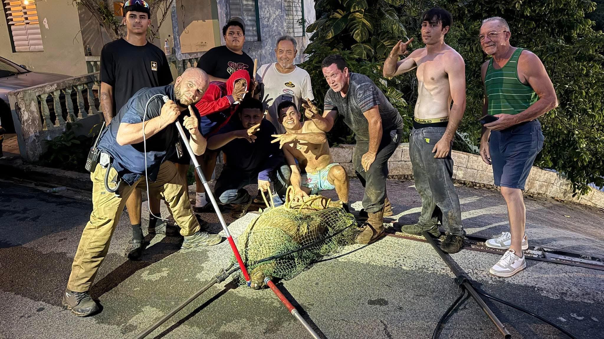 Gongo Fishing junto al grupo de personas que lo ayudaron a atrapar al cerdo salvaje de Cidra.