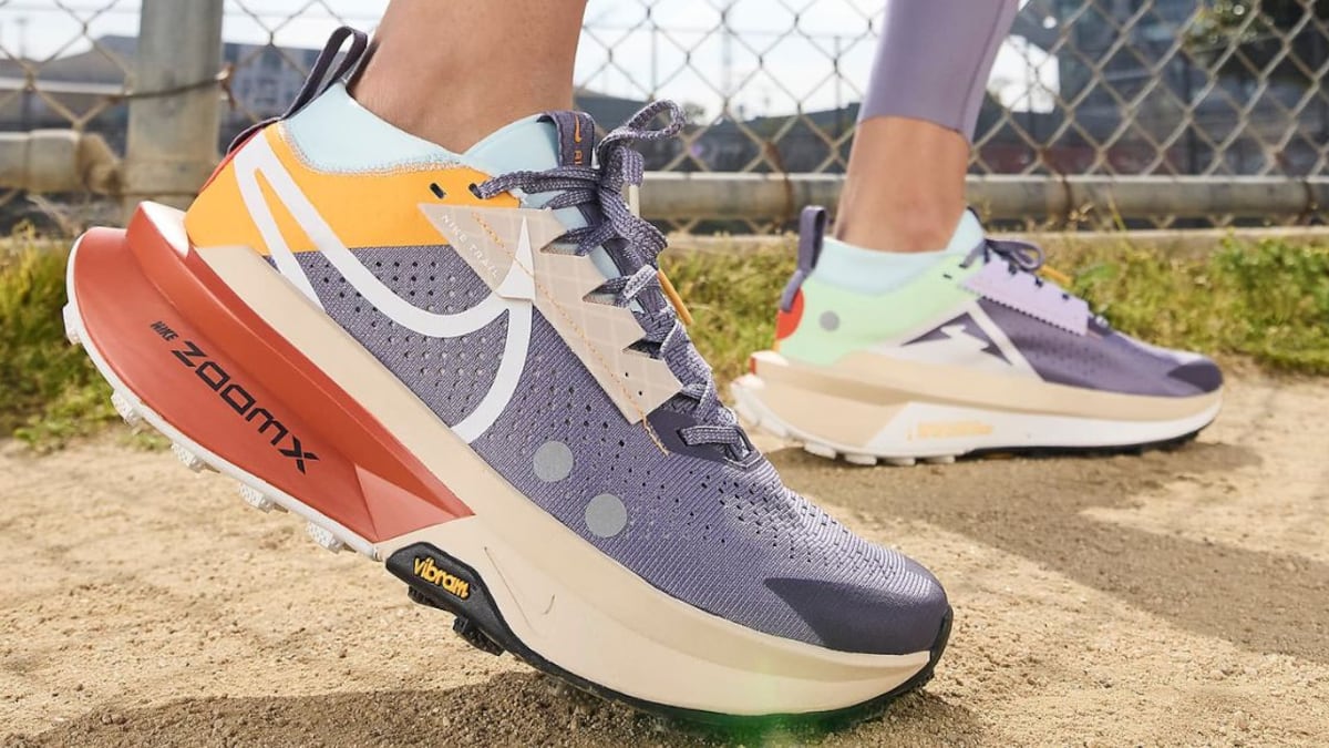 Modelo posando las Nike Zegama 2