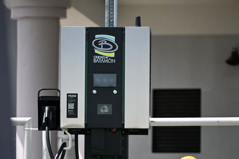 El alcalde de Bayamón, Ramón Luis Rivera,.  Nueva estación de recarga eléctrica
