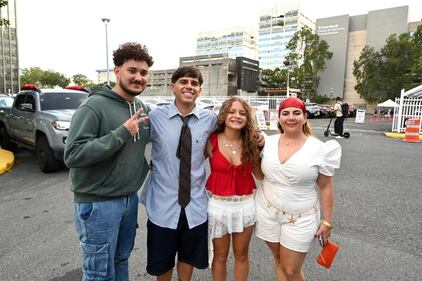 Personas de todas partes llegaron hasta el Coliseo de Puerto Rico, José Miguel Agrelot.