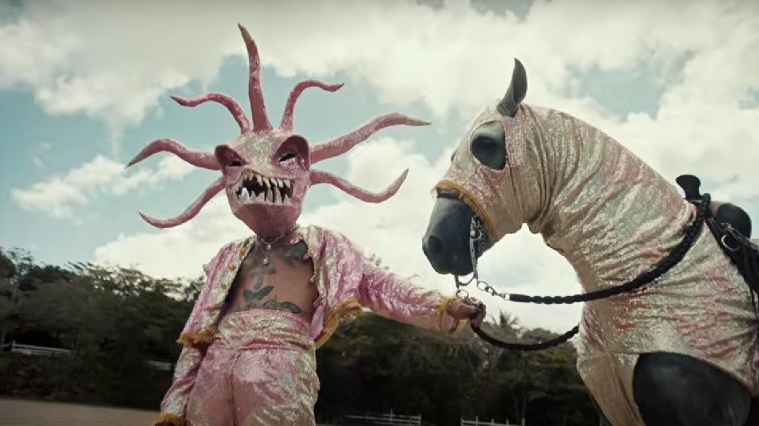 Rauw Alejandro en "Carita Linda"