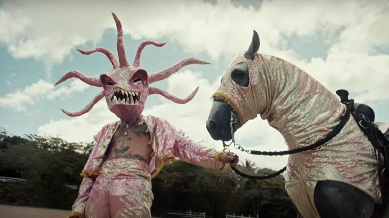 Rauw Alejandro en "Carita Linda"