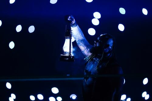 El emotivo homenaje que el universo de la WWE le hizo a Bray Wyatt en RAW