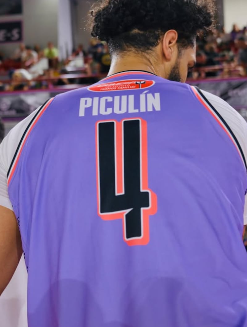 Todos los jugadores llevan el nombre de Piculín en su uniforme.