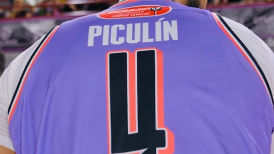 Todos los jugadores llevan el nombre de Piculín en su uniforme.