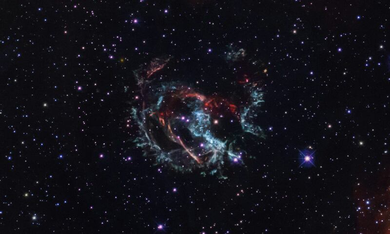 La información obtenida de estas explosiones estelares antiguas es vital para estudiar fenómenos como la energía oscura y para medir distancias en el espacio.