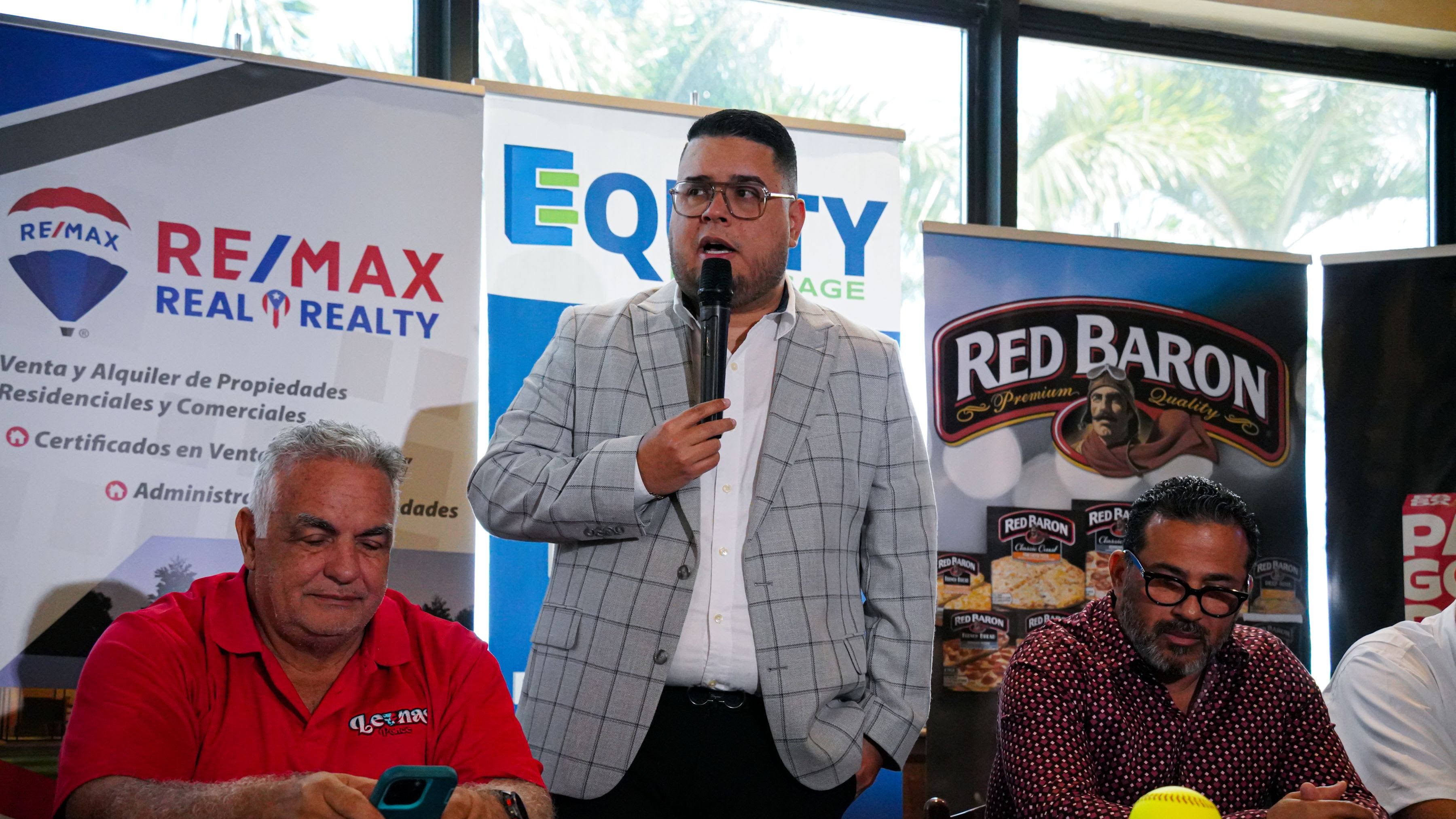 El presidente de la Junta de Directores, Jeanc Rodríguez, expresándose en conferencia de prensa.