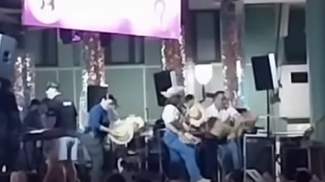 Alcaldesa regala pavas en Barceloneta