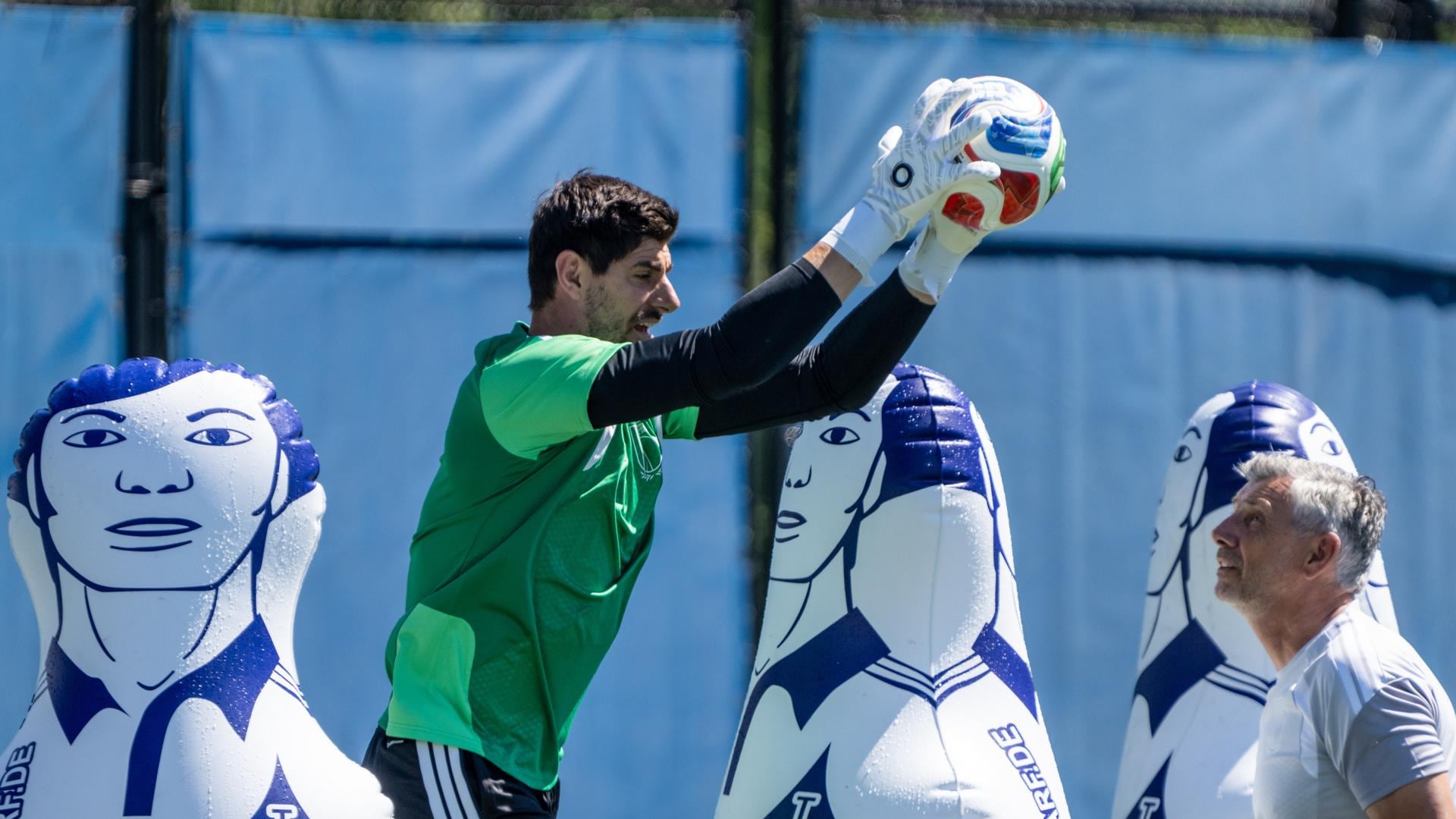 El portero de Bélgica Thibaut Courtois, durante un entrenamiento de su equipo este domingo. EFE/ STEPHEN BRASHEAR