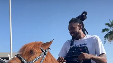 El delantero de los Vaqueros de Bayamón llegó a caballo al Coliseo Rubén Rodríguez.