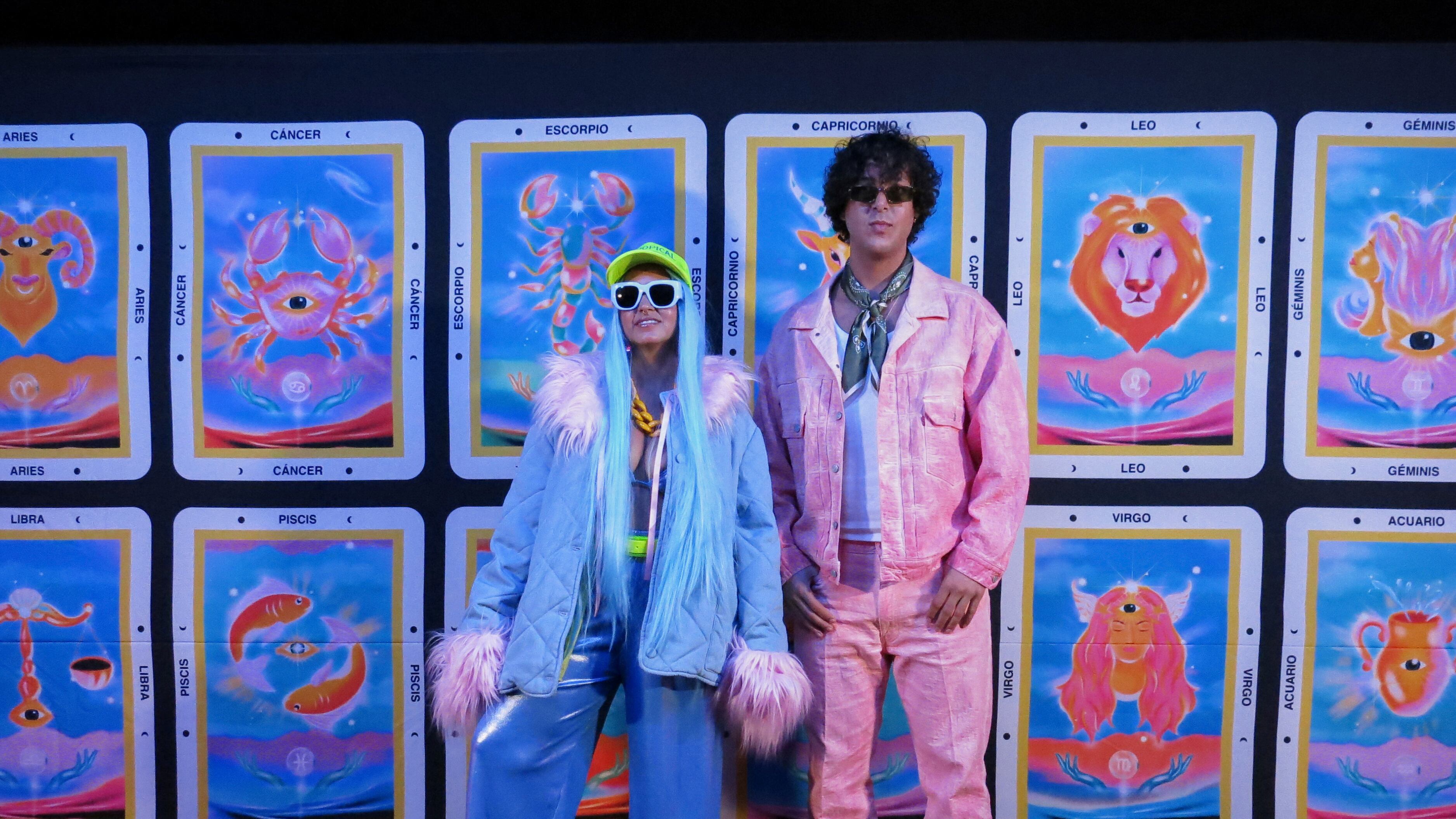Li Saumet, izquierda, y Alberto Montenegro de Astropical posan durante una conferencia de prensa en la Ciudad de México, el lunes 10 de marzo de 2025. (Foto AP/Berenice Bautista)