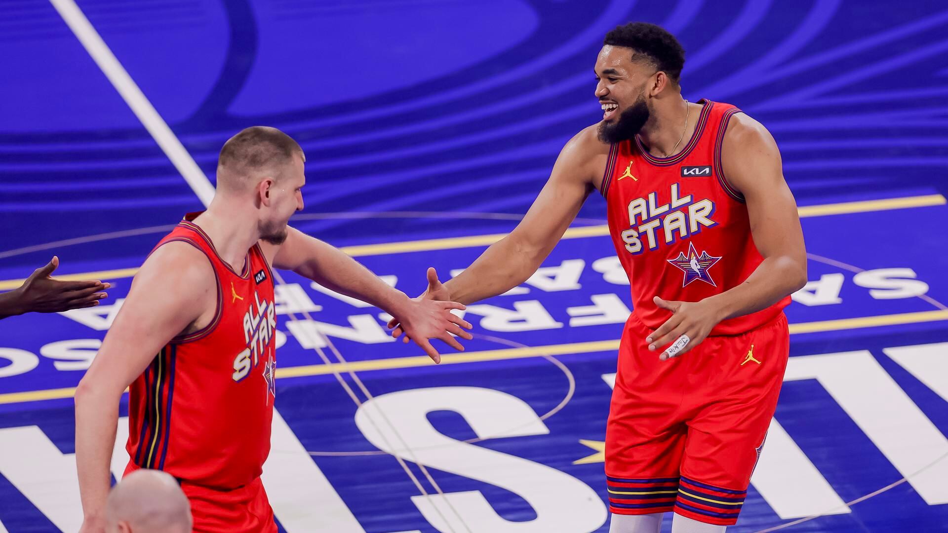 Nikola Jokic (iz) y Karl-Anthony Towns, durante el All Star de la NBA 2025 en San Francisco. EFE/EPA/JOHN G. MABANGLO