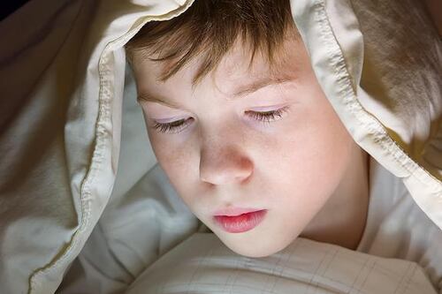 Estudio vincula uso temprano de celulares con problemas de salud mental en jóvenes
