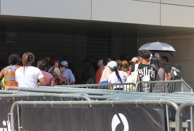 San Juan, P.R.- Fans de Bad Bunny realizan fila para comprar boletos para la residencia. (27-agosto-2025)