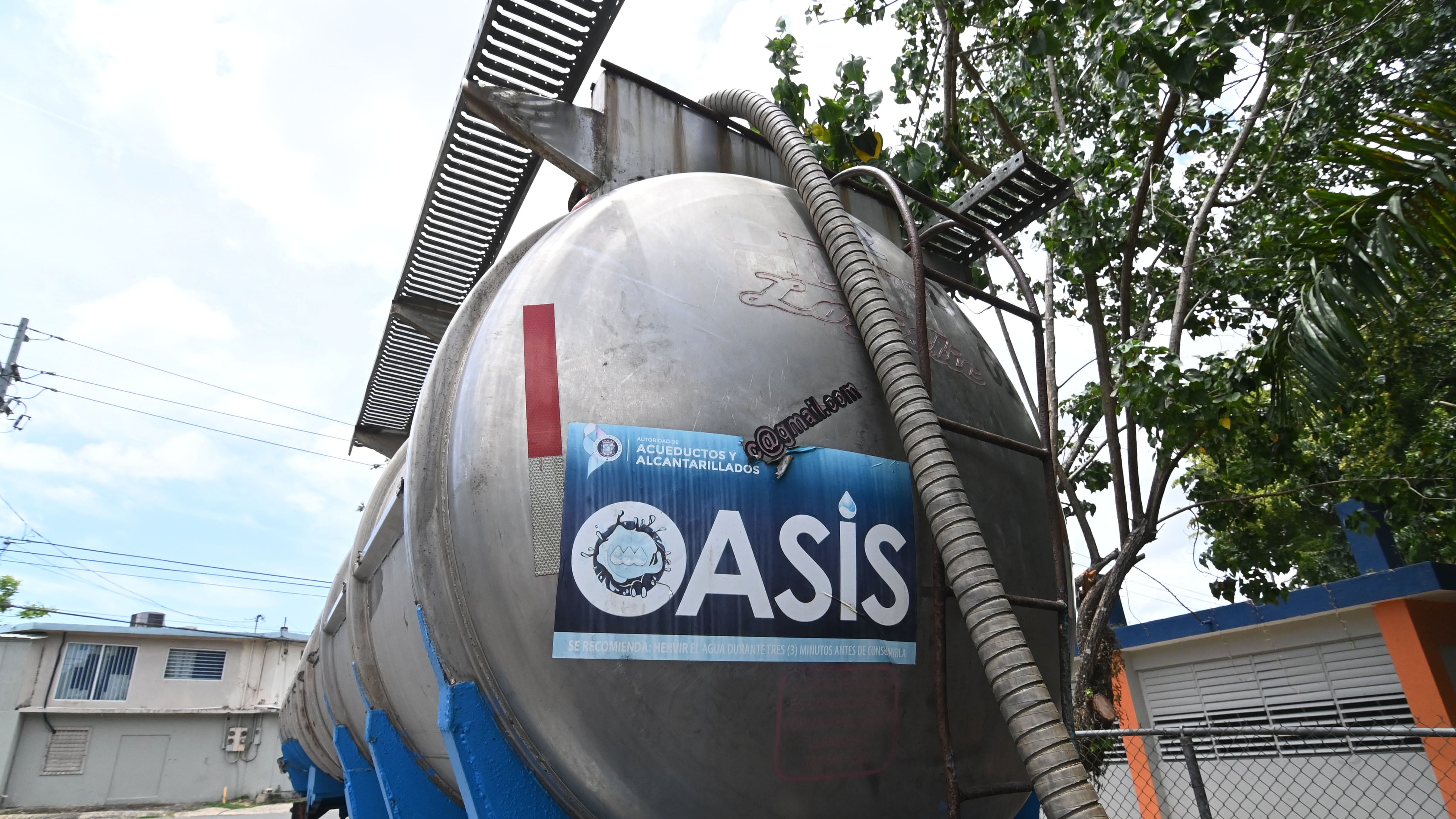 Ciudadanos se abastecen de agua, Oasis en Guaynabo.