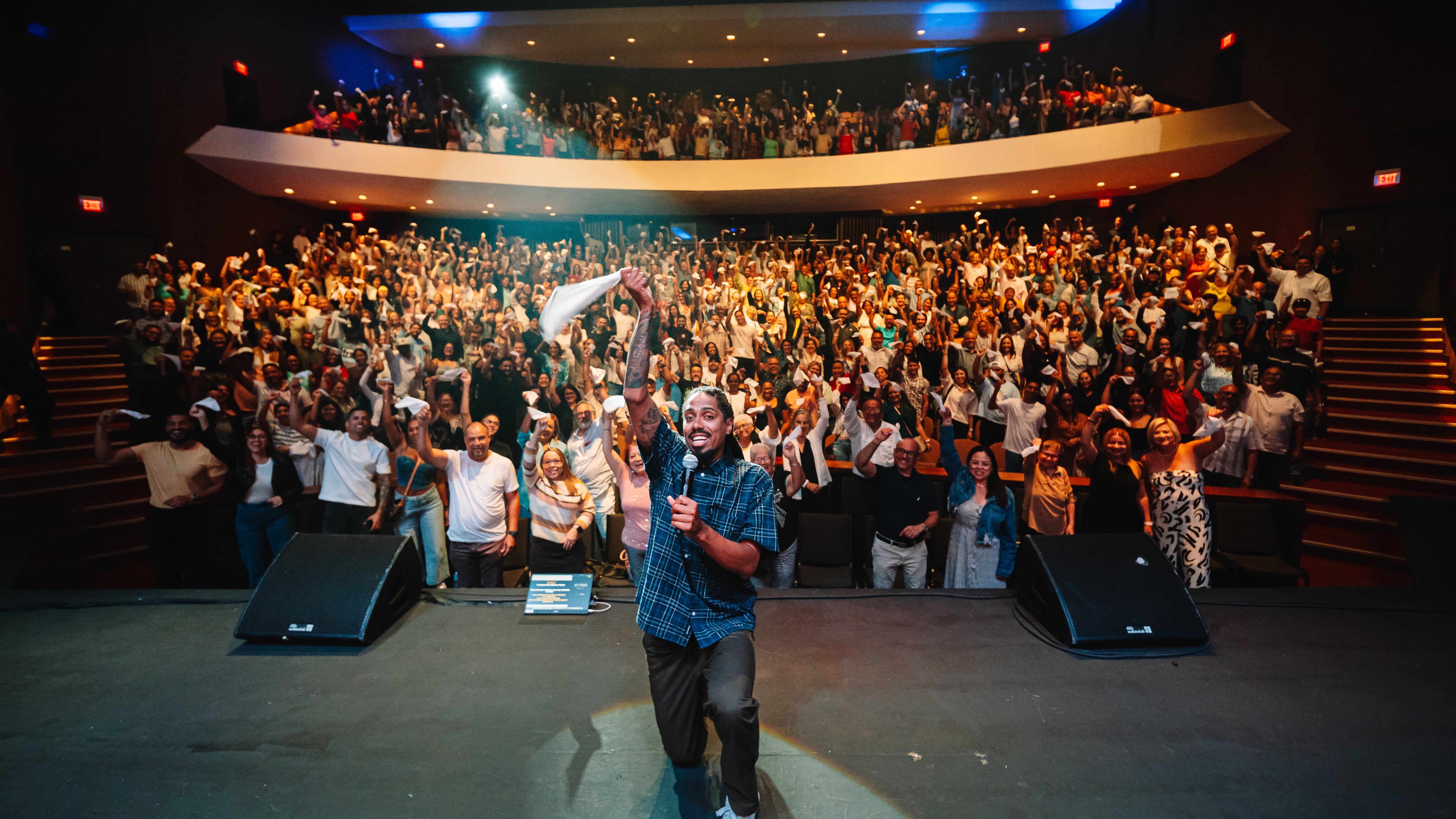 El comediante llevó a cabo su espectáculo en el Centro de Bellas Artes.