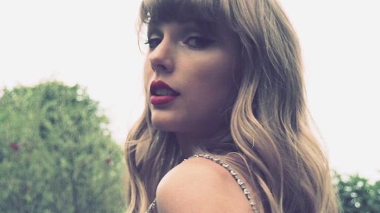 "No saques el celular": aconsejan a Taylor  Swift tras posar con Bad Bunny  / Instagram
