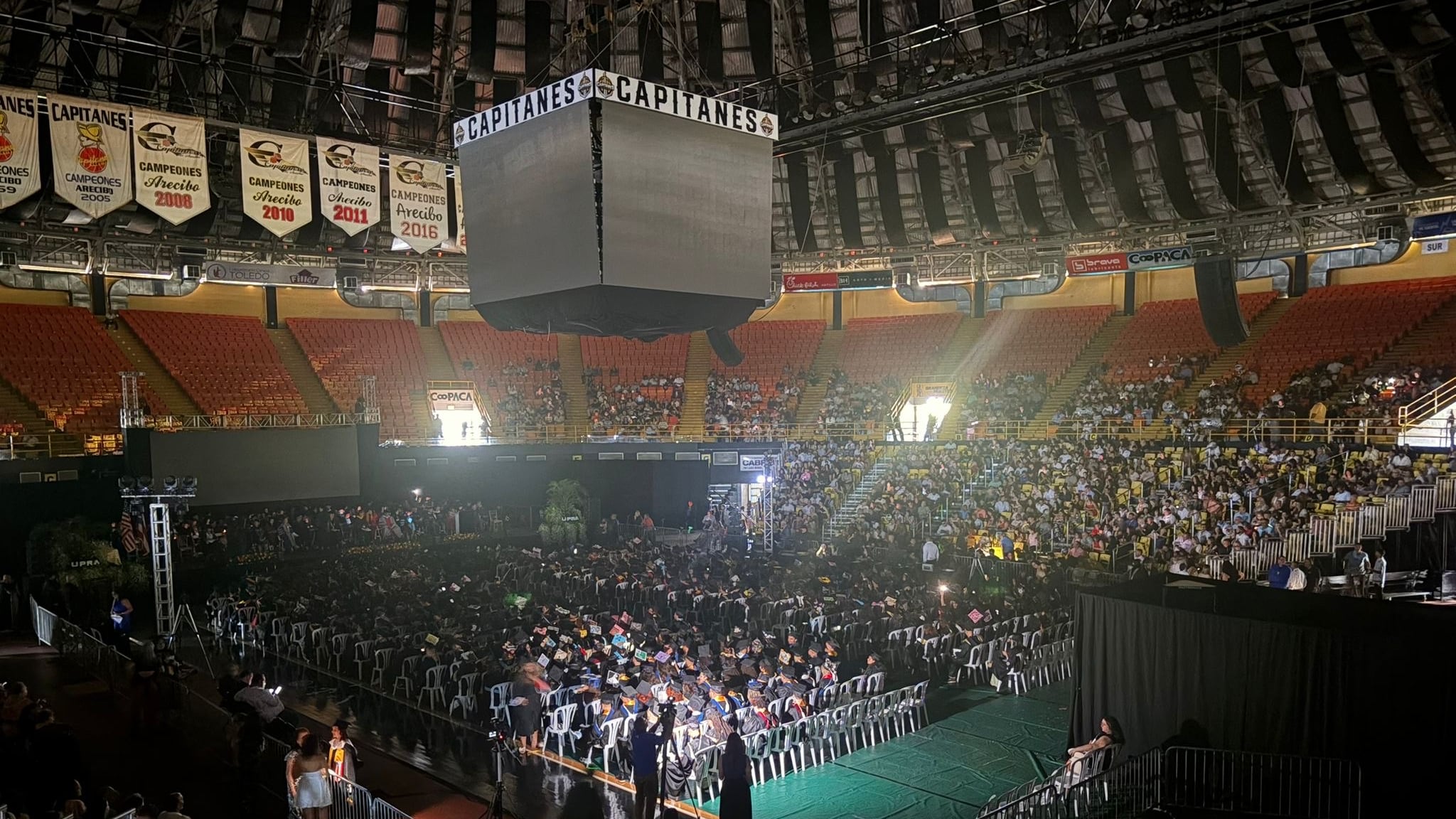 El incidente ocurrió en la mañana de este miércoles mientras se desarrollaba la ceremonia en el Coliseo Manuel “Petaca” Iguina Reyes, según trascendió en redes sociales.