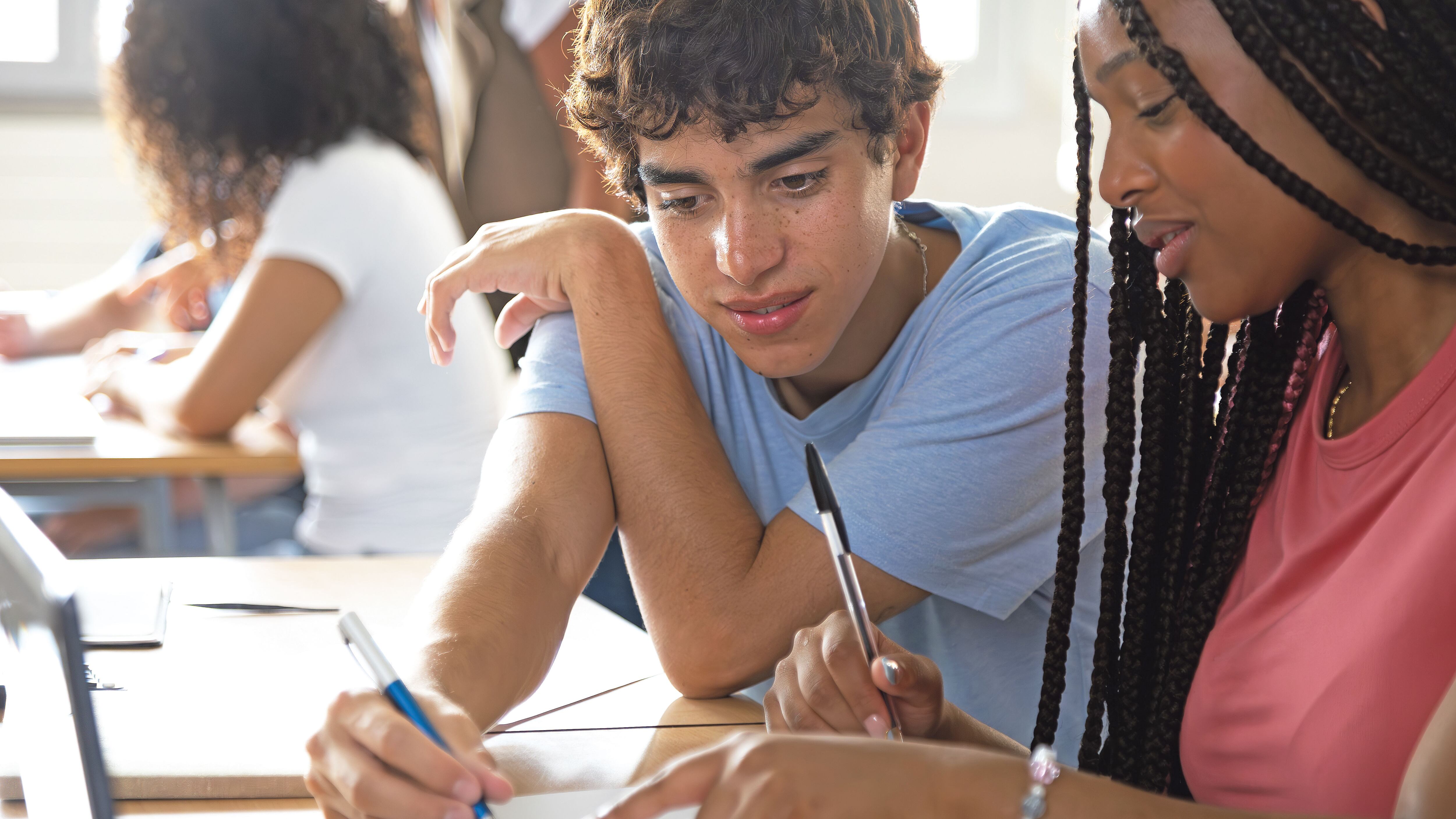 Adolescentes en salón de clases