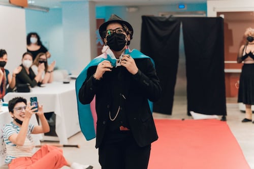 Utilizan la moda para celebrar autoexpresión de jóvenes LGBTQ+