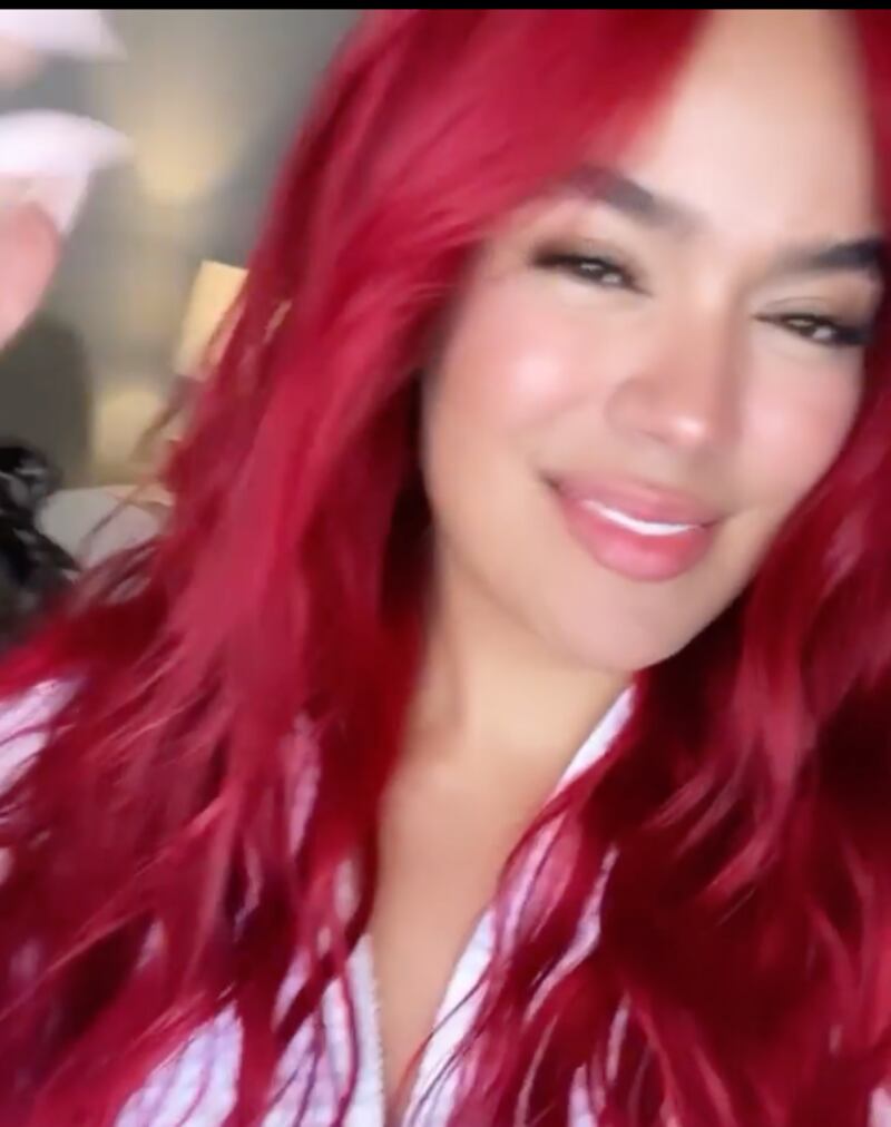 Karol G muestra su nuevo look, un rojo intenso