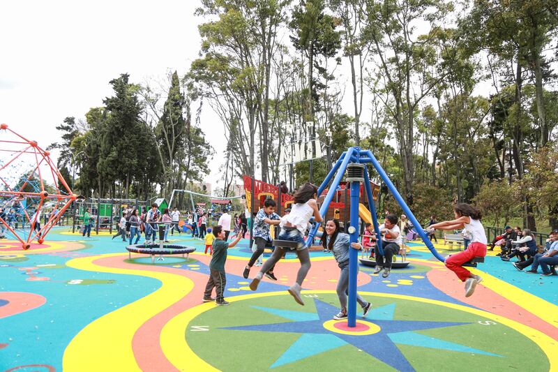 Los juegos infantiles son parte clave en los parques de Bogotá.