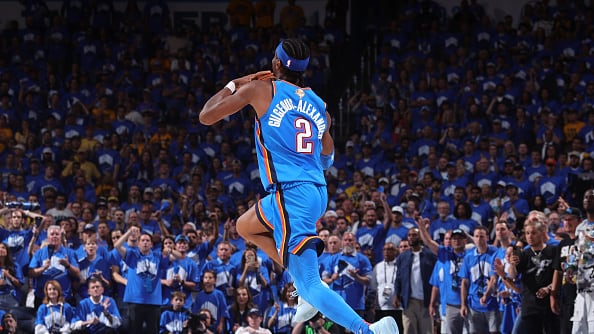 OKLAHOMA CITY, OK – 22 DE JUNIO: Shai Gilgeous-Alexander (n.º 2) de los Oklahoma City Thunder lanza el balón durante el séptimo partido de las Finales NBA 2025 contra los Indiana Pacers, el 22 de junio de 2025 en el Paycom Center de Oklahoma City, Oklahoma.
Aviso obligatorio de derechos de autor: © 2025 NBAE (Foto por Nathaniel S. Butler/NBAE vía Getty Images).