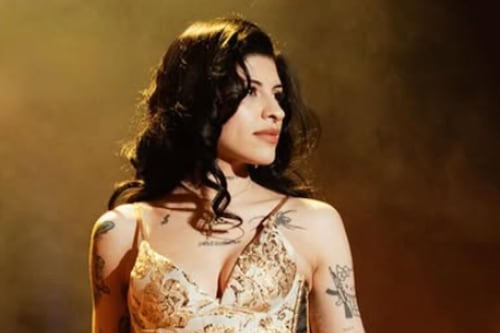 ¡Macabro hallazgo! Cazzu encuentra santería en su puerta y teme ‘venganza’ de los Aguilar