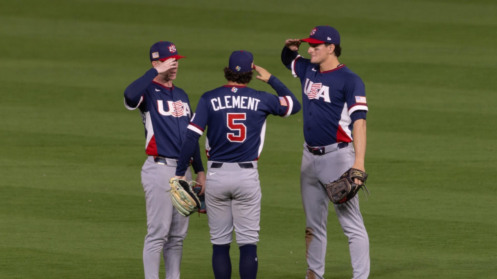 Jugadores de Estados Unidos celebran este viernes el triunfo por 15-5 sobre Brasil en partido de la primera jornada del Grupo B del Clásico Mundial de Béisbol jugado en el Daikin Park de Houston. EFE/ Carlos Ramírez