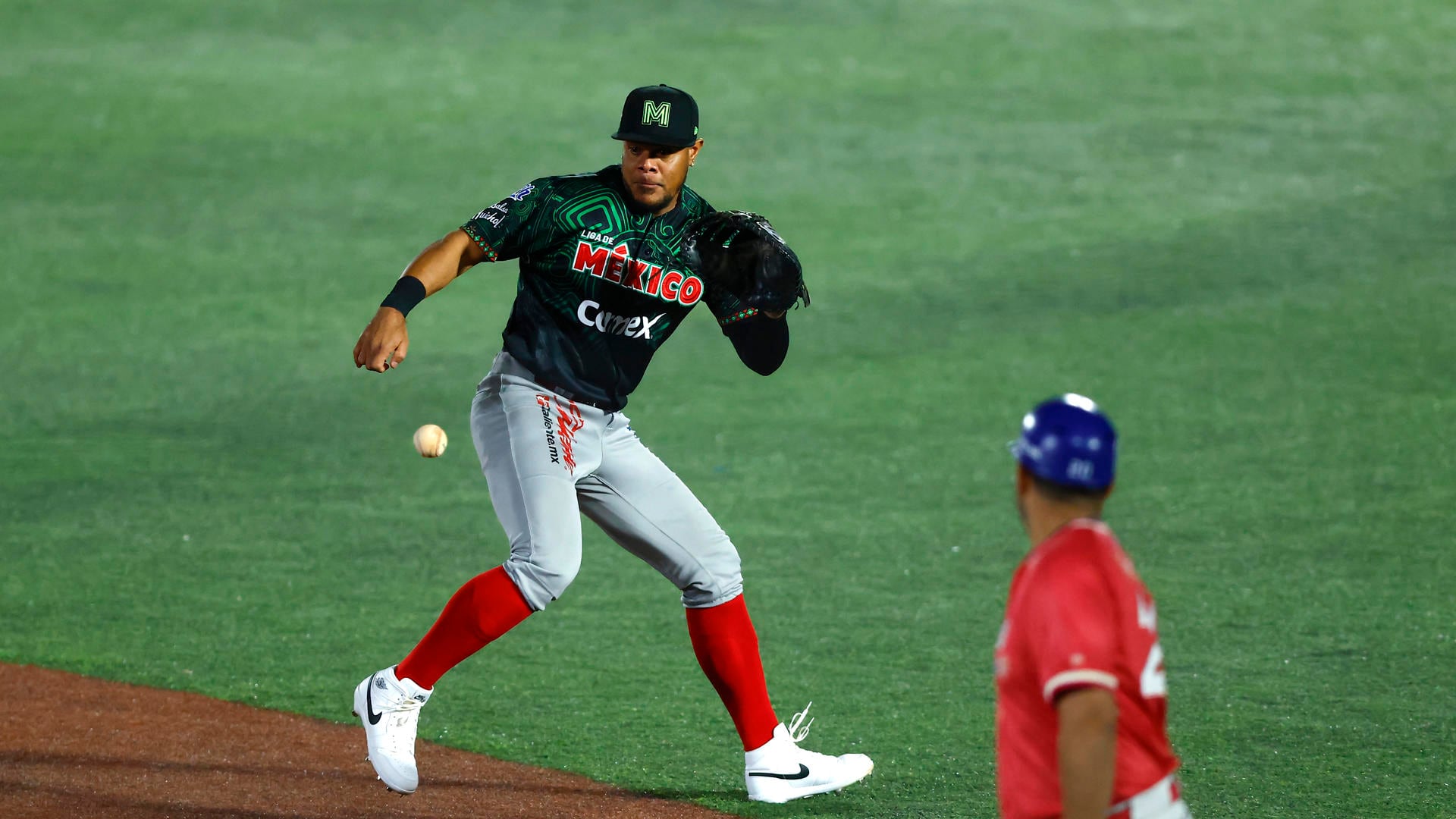 Reynaldo Rodríguez de México Rojo atrapa una bola Puerto Rico este martes, durante un partido de la Serie del Caribe de Béisbol 2026 entre México Rojo y Puerto Rico, celebrado en el Estadio Panamericano en Guadalajara (México). EFE/ Francisco Guasco