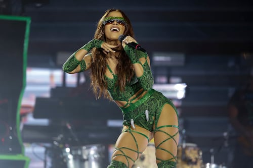 ¡También factura! Anitta y Shakira tendrán una canción juntas