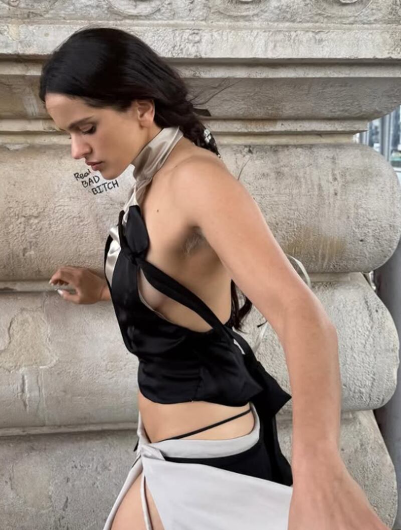 Rosalía acaparó todas las miradas en la Semana de la Moda de París con sus axilas teñidas de blanco.