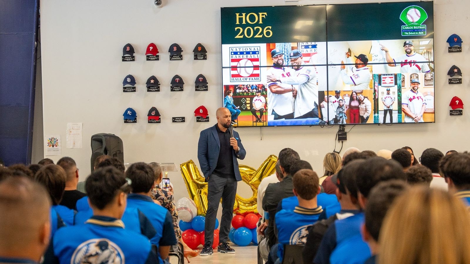 Carlos Beltrán es recibido por estudiantes de su Academia tras exaltación
al Salón de la Fama