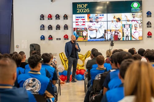 Carlos Beltrán es recibido por estudiantes de su academia tras exaltación al Salón de la Fama