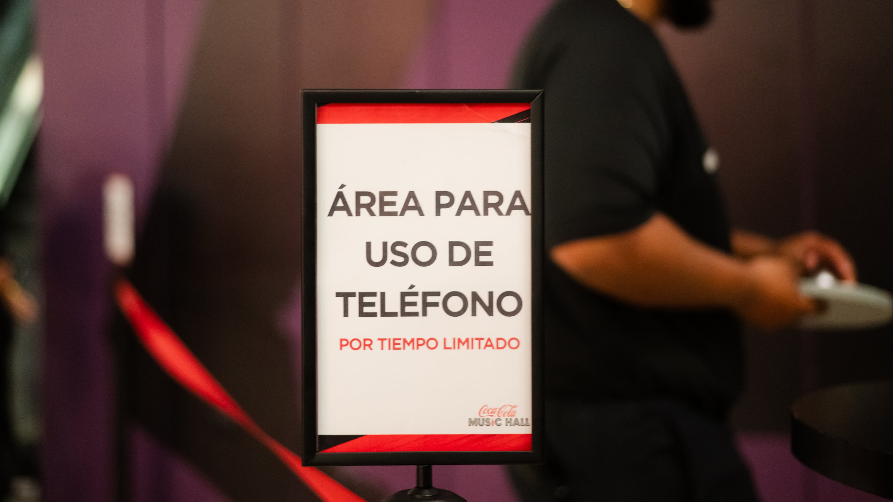 El área designada para utilizar teléfonos celulares en los recintos.