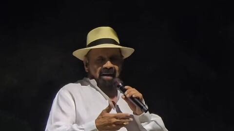 El cantautor finalmente cantó Lo que le pasó a Hawaii.