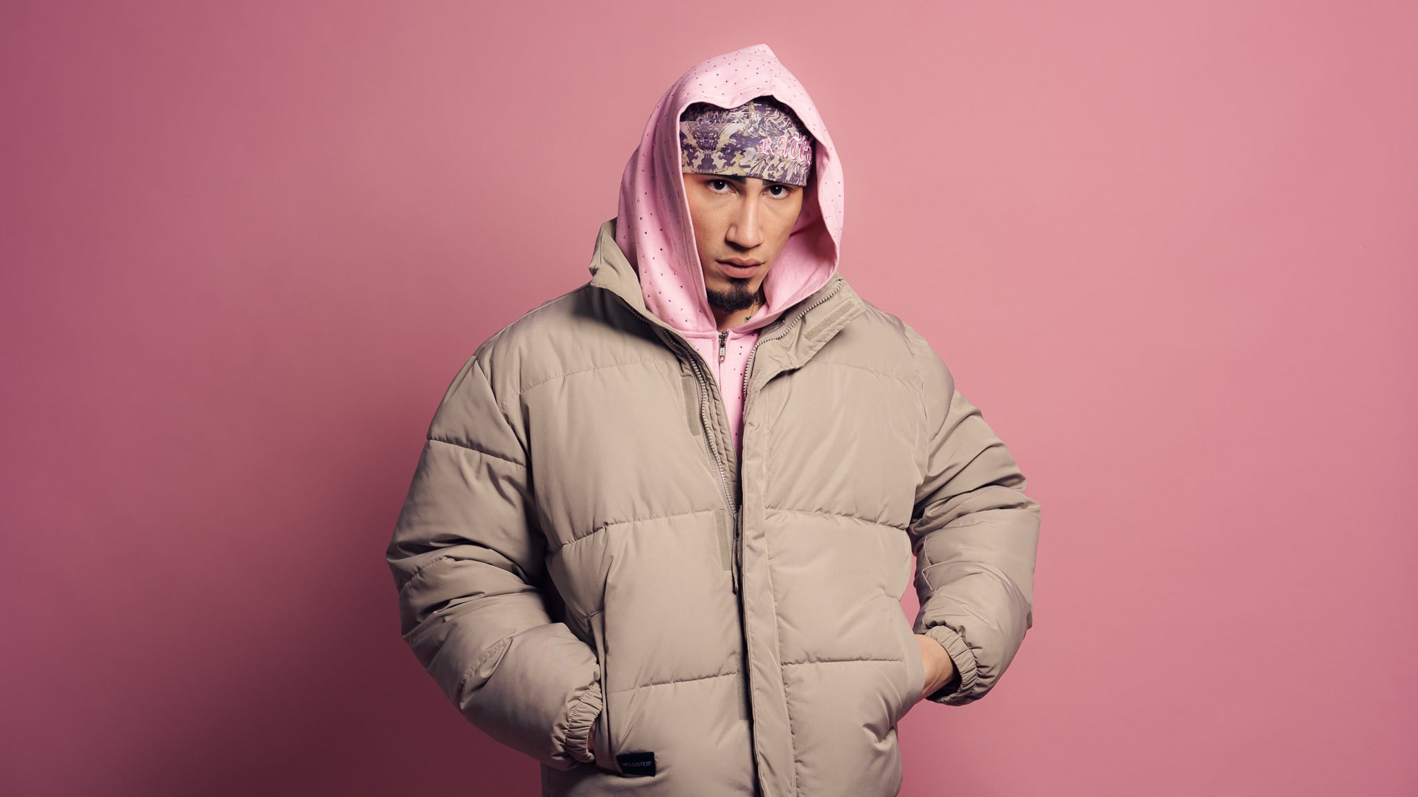 Omar Courtz inicia una nueva etapa en su carrera con “El Mundo Se Va A Acabar”