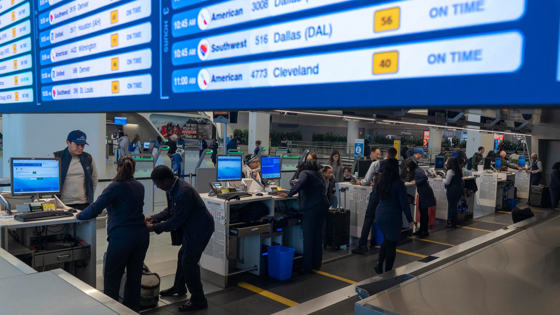 Imagen de archivo del estado de los vuelos en una pantalla del aeropuerto de La Guardia en Nueva York (EE.UU.). Foto EFE/ Ángel Colmenares