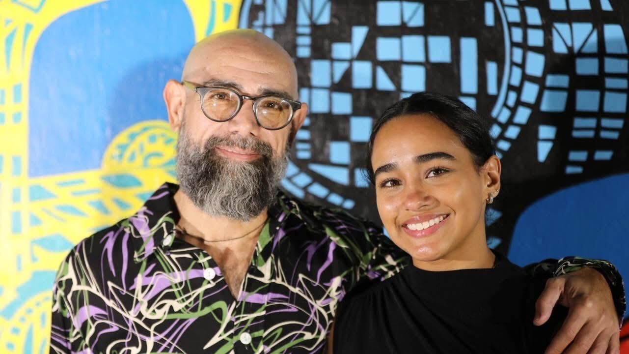 El artista Boricua Rivera, junto a su asistente Stella Díaz Ortiz. (Foto: Departamento de Educación)