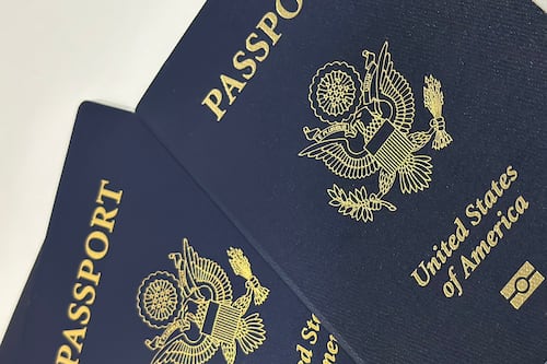 ¡Feliz Día de los Padres! Federales activarán revocación de pasaportes a los que deben pensión