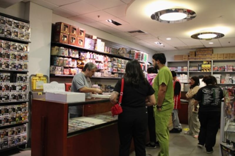 El ambiente de la tienda Collections en Plaza las Américas durante un viernes en la tarde. (Nahiomy Cruz Betancourt)