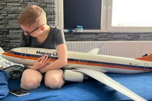 Mujer de 23 años asegura que le atrae ‘sexualmente’ un avión y se identifica como ‘Objetum sexual’