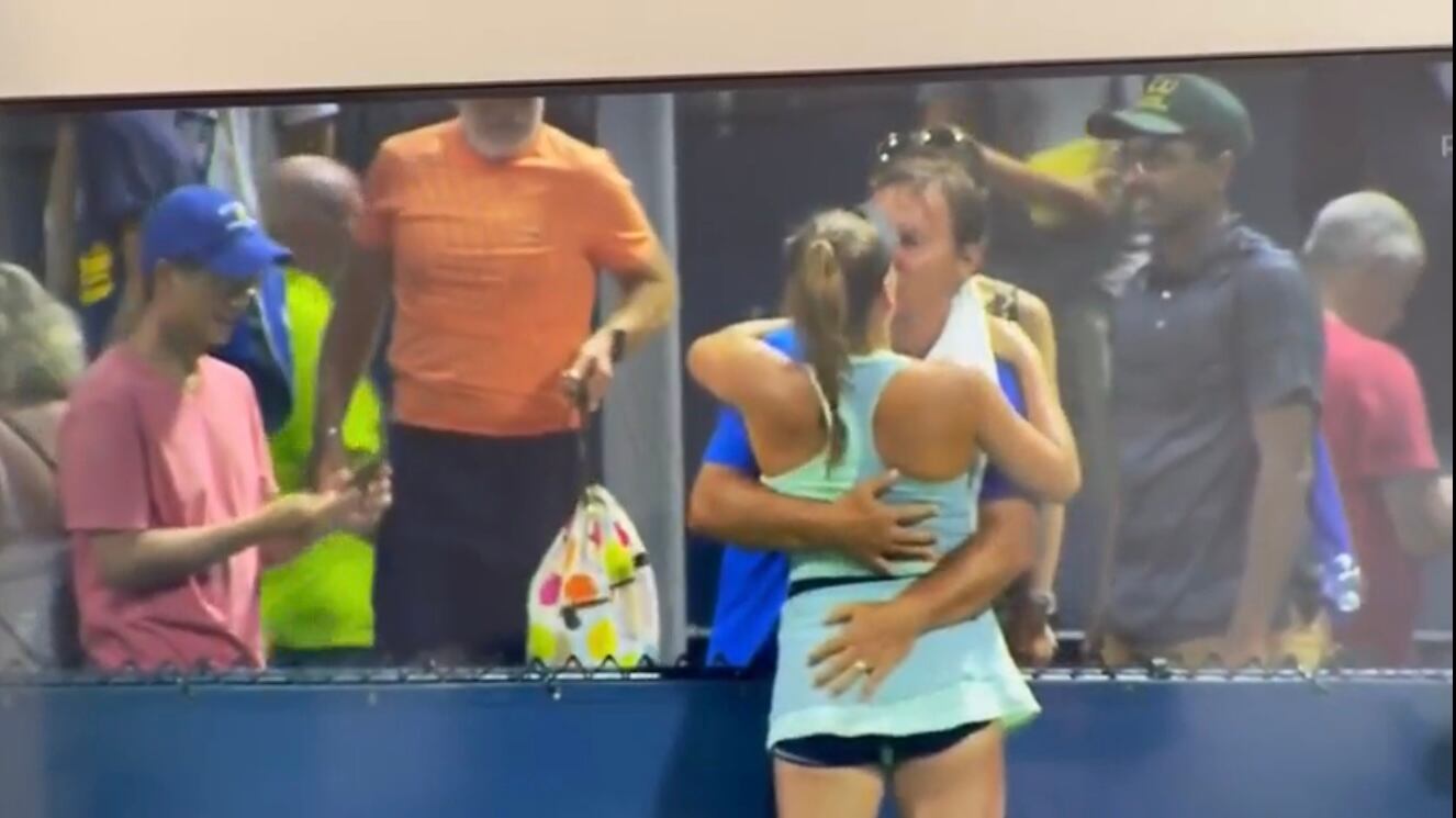 Joven tenista de 16 años dio explicaciones por polémico festejo con su padre y entrenador.