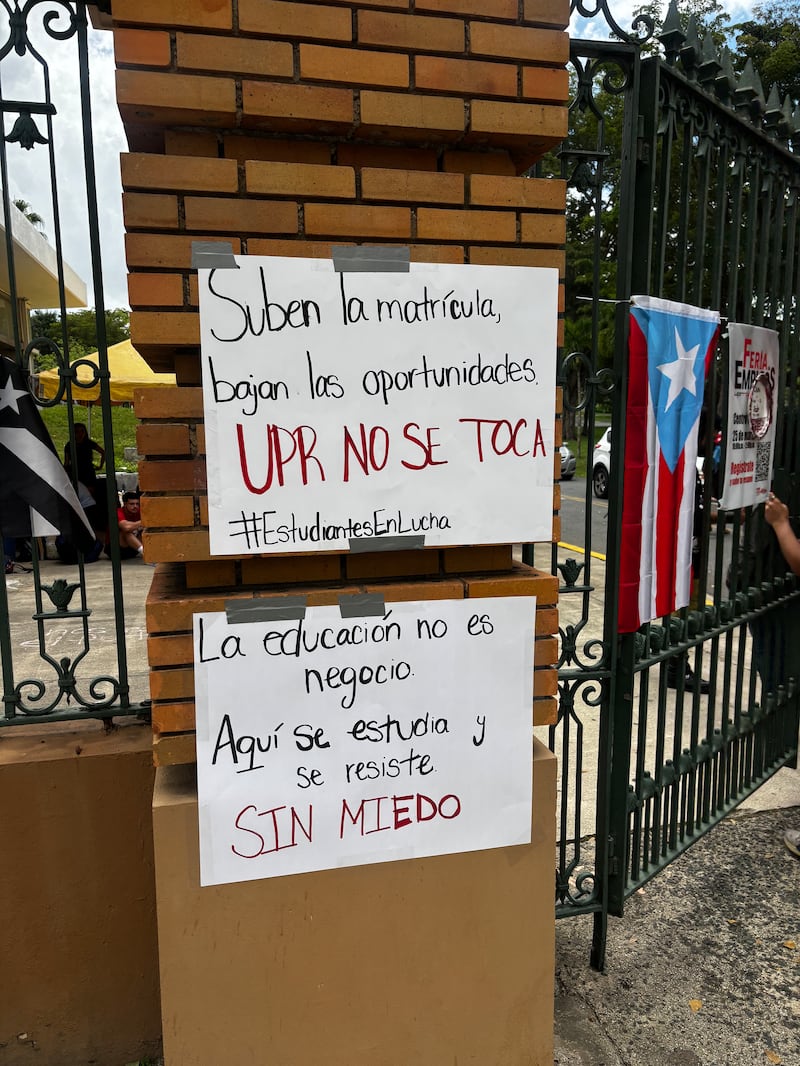 Pancartas en los portones de la UPRRP