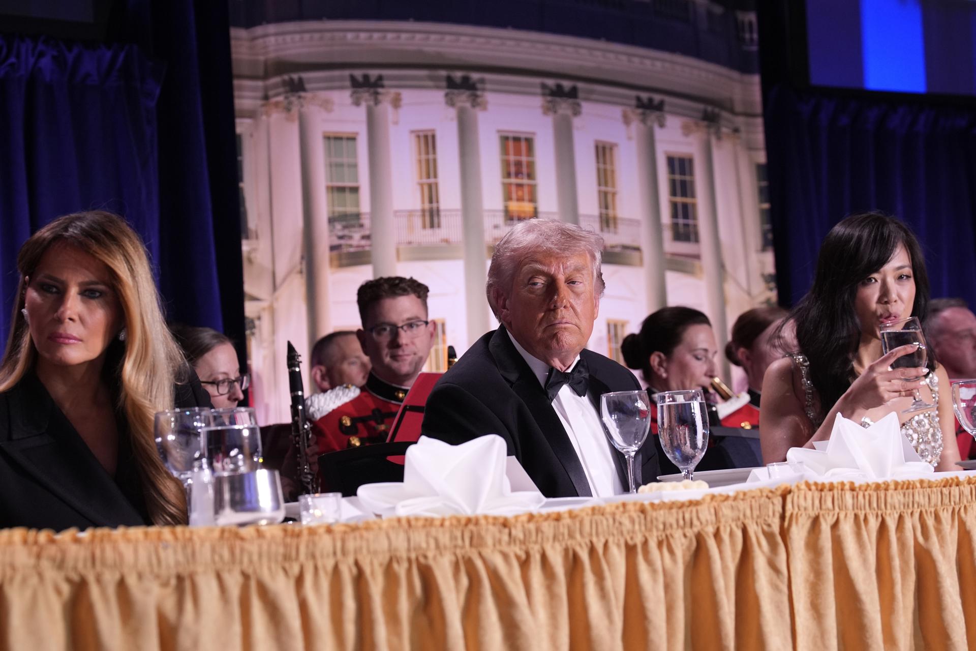 Trump se evacuó...perdón lo evacuaron tras aparentes disparos en cena de corresponsales de Casa Blanca