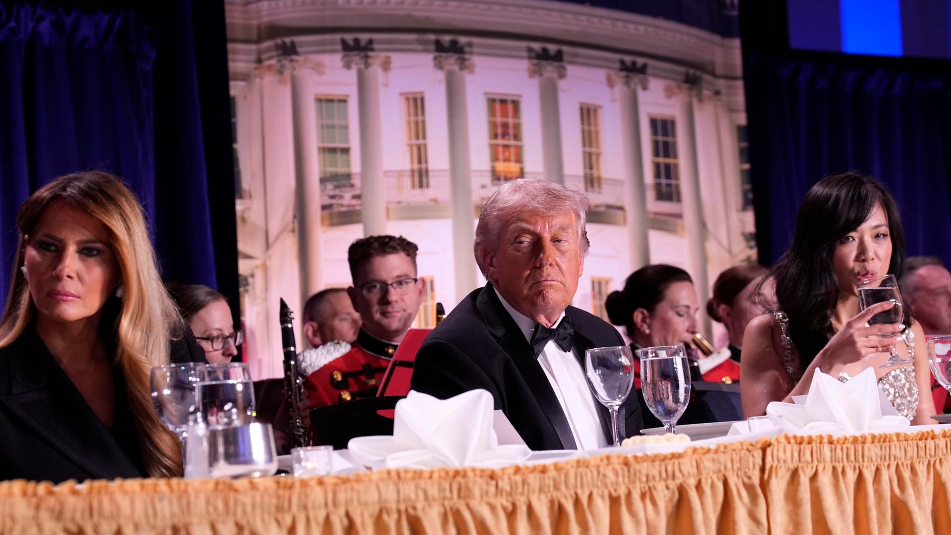 El presidente de Estados Unidos, Donald Trump (C), y la primera dama, Melania Trump (I), participan en la cena de la cena anual de la Asociación de Corresponsales de la Casa Blanca (WHCA) en Washington (EE.UU.). EFE/EPA/Yuri Gripas / POOL
