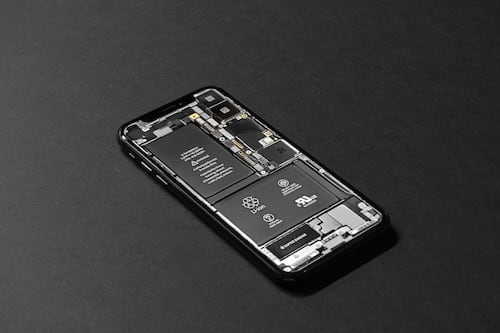 Salud de batería en 2026: Cómo saber si tu iPhone o Android necesita “cirugía” técnica