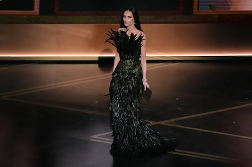 “Es vegana pero mata pájaros para vestir”: se lanzan contra Demi Moore por su look de plumas en los Óscar